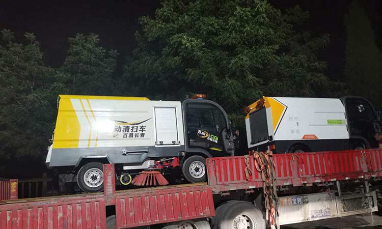 環(huán)衛(wèi)公司訂購純電動四輪洗掃車訂單發(fā)貨