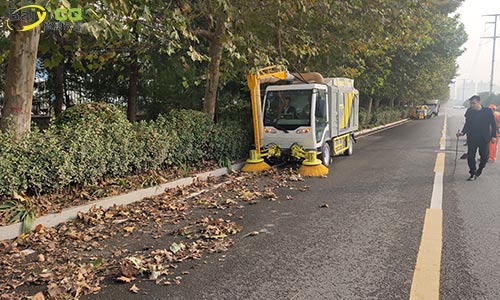 純電動樹葉收集車，秋季落葉收集，其他季節(jié)可作為洗掃車高壓清洗車使用
