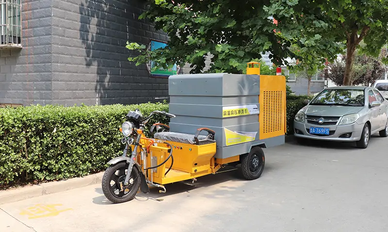 小型高溫高壓沖洗車工作原理？商業(yè)街油漬路面與井蓋清洗